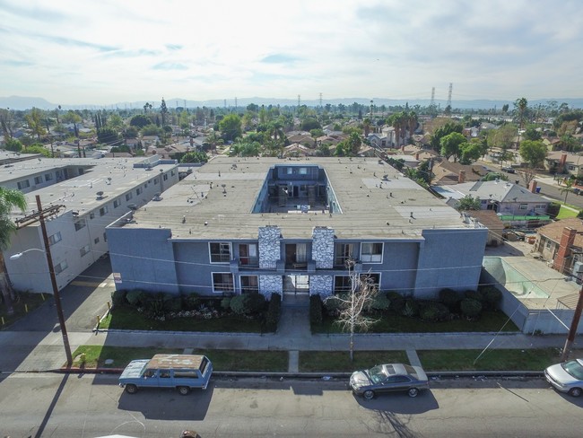 Roscoe Apartments in Sun Valley, CA - Building Photo - Building Photo