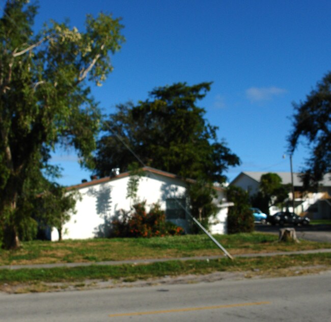 2301 Fillmore St in Hollywood, FL - Building Photo - Building Photo