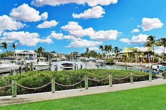 1343 Siesta Bayside Dr in Sarasota, FL - Foto de edificio - Building Photo