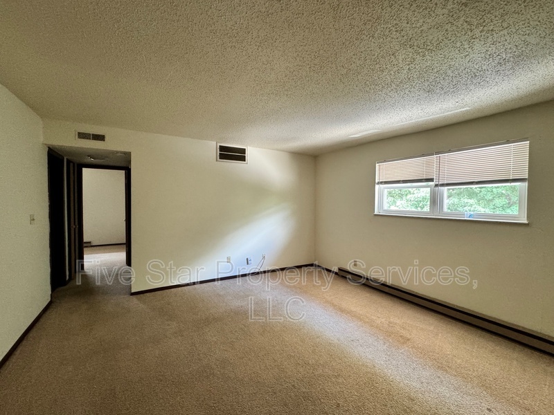 2070 W Washington St in Springfield, IL - Building Photo