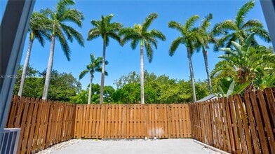 933 NE 24th Ave in Hallandale Beach, FL - Building Photo - Building Photo