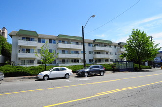 Mid-Century Modern West Seattle Apartment in Seattle, WA - Building Photo - Building Photo