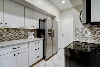 1330 Augusta Dr in Houston, TX - Foto de edificio - Building Photo