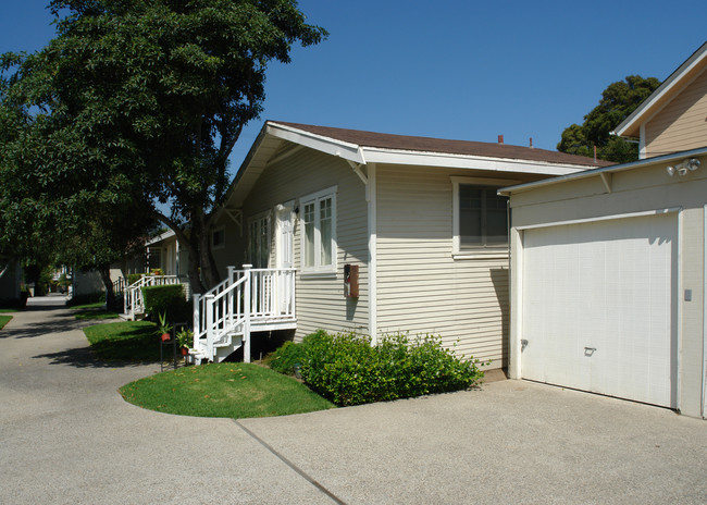 1619 Bath St in Santa Barbara, CA - Foto de edificio - Building Photo