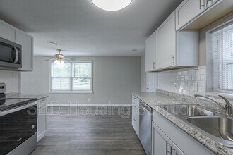 805 E Albert Ave in Independence, MO - Building Photo - Building Photo