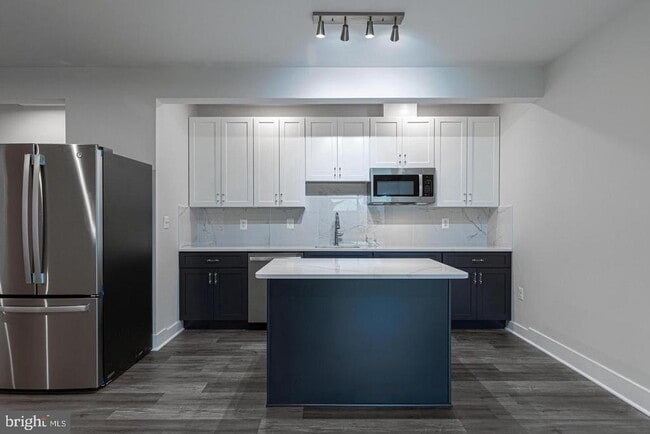 property at 941 Warlander Dr SW