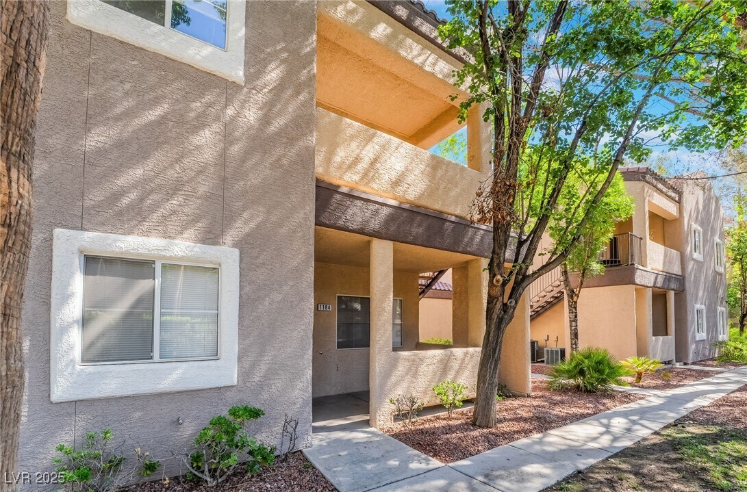 5250 S Rainbow Blvd in Las Vegas, NV - Building Photo