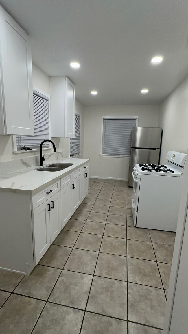 731 W Vernon Dr, Unit 1/2