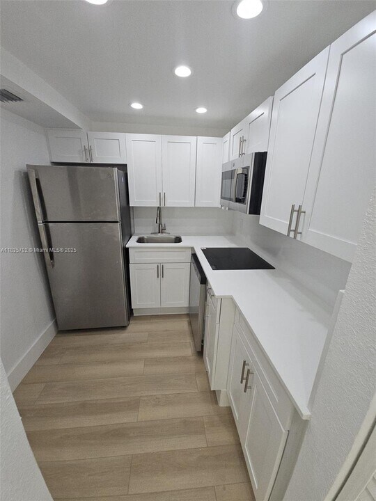 8101 Crespi Blvd in Miami Beach, FL - Building Photo