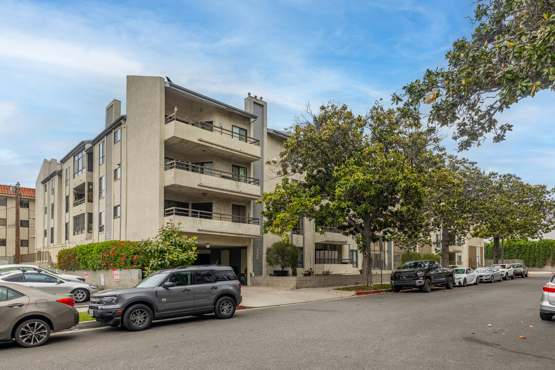 225 N Rose St in Burbank, CA - Foto de edificio