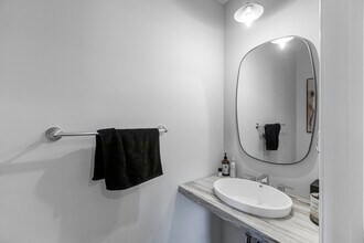 720 W Evergreen Ave, Unit TNWH in Chicago, IL - Building Photo - Building Photo