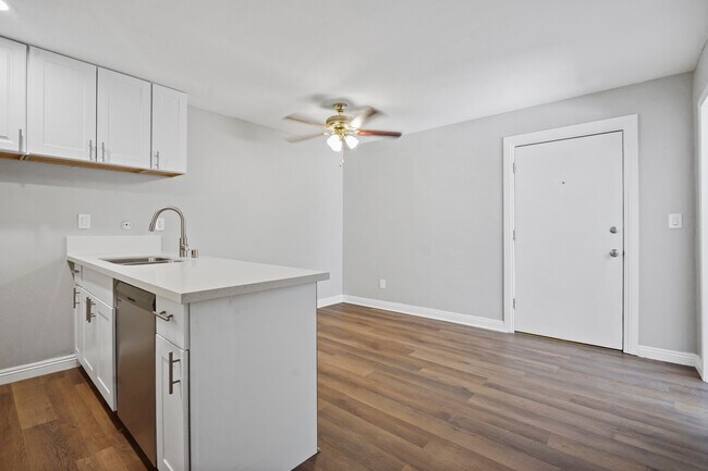 8601 International Ave, Unit 122 in Canoga Park, CA - Building Photo - Building Photo