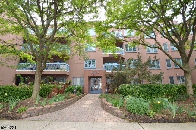 406 Smith Ct in Edgewater, NJ - Building Photo - Building Photo