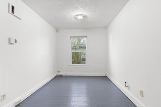 2466 NW Vaughn St in Portland, OR - Building Photo - Building Photo