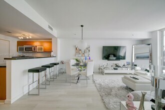 244 Biscayne Blvd, Unit 2309 in Miami, FL - Foto de edificio - Building Photo