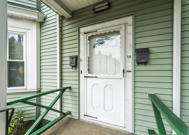 21 Gardner St in Waltham, MA - Building Photo - Building Photo