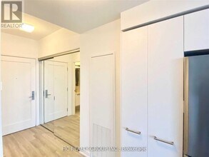 28 Wellesley St E in Toronto, ON - Building Photo - Building Photo