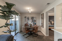 Hensley at Corona Pointe in Corona, CA - Foto de edificio - Interior Photo