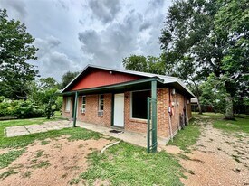116 W Davitt St in Eagle Lake, TX - Building Photo