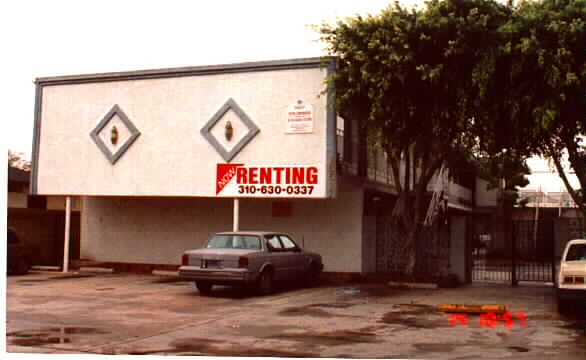 15519 Colorado Ave in Paramount, CA - Building Photo