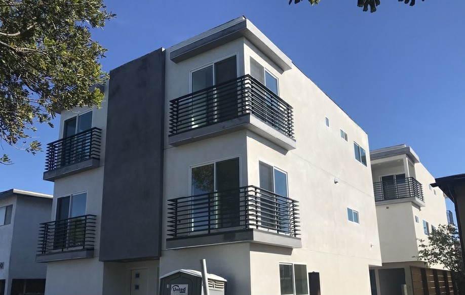 2124 Carmona Ave in Los Angeles, CA - Building Photo