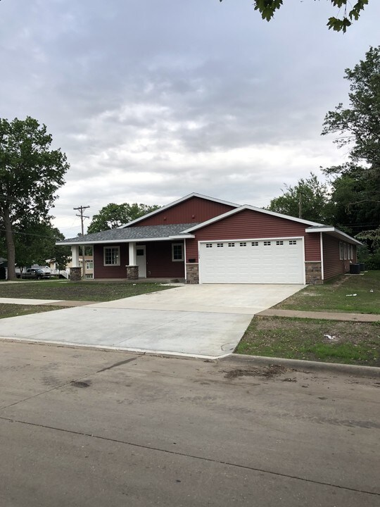 1104 W 10th St, Unit 1 in Cedar Falls, IA - Building Photo