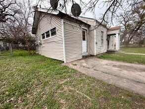 210 N 10th St in Gatesville, TX - Building Photo - Building Photo