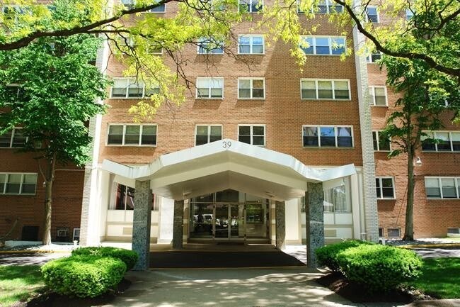 property at 39 E 39th St