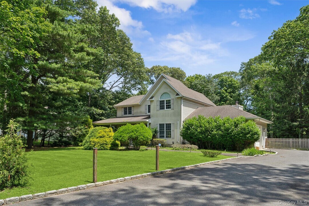 63 Roseland Ln in East Patchogue, NY - Building Photo