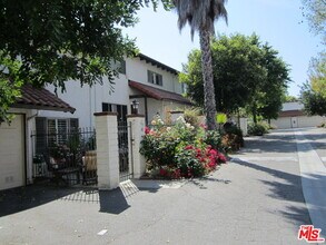 5275 Colodny Dr in Agoura Hills, CA - Building Photo - Building Photo