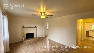 231 Acorn St in Merlin, OR - Foto de edificio - Building Photo