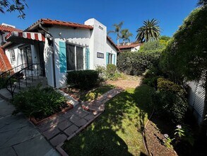 257 Granada Ave in Long Beach, CA - Foto de edificio - Building Photo