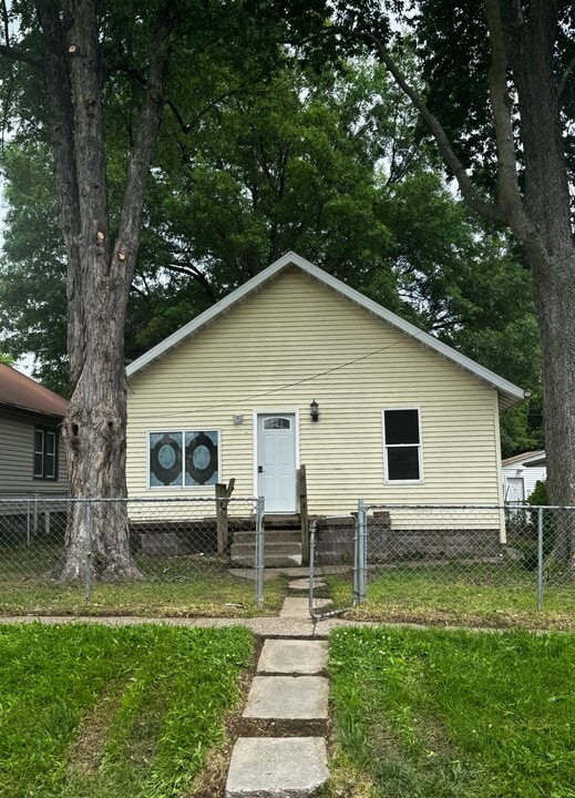 1023 Hill Ave in Muscatine, IA - Building Photo