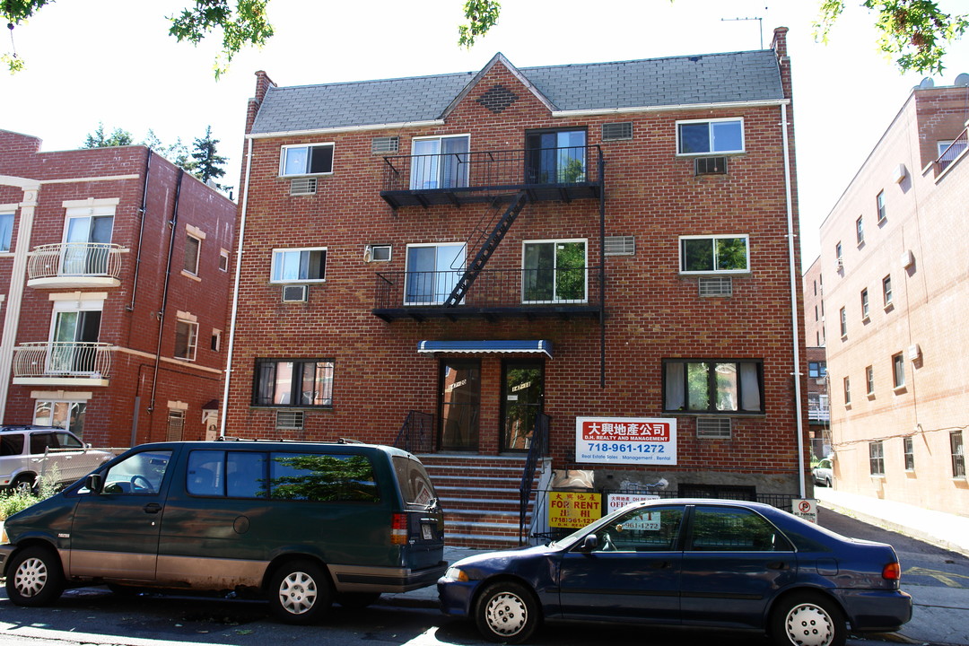 147-18 Barclay Ave in Flushing, NY - Building Photo