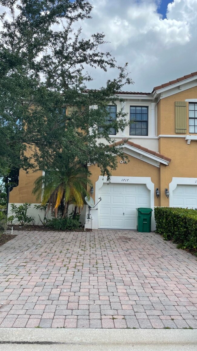 property at 1717 SW Umbria St