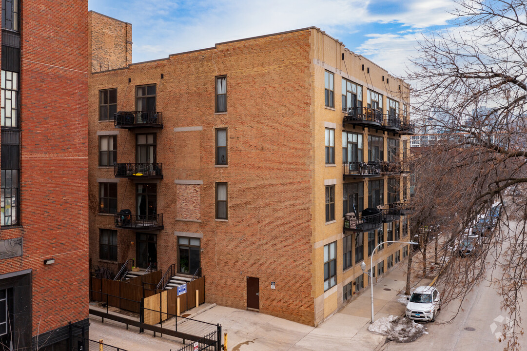 Y Condominiums in Chicago, IL - Building Photo