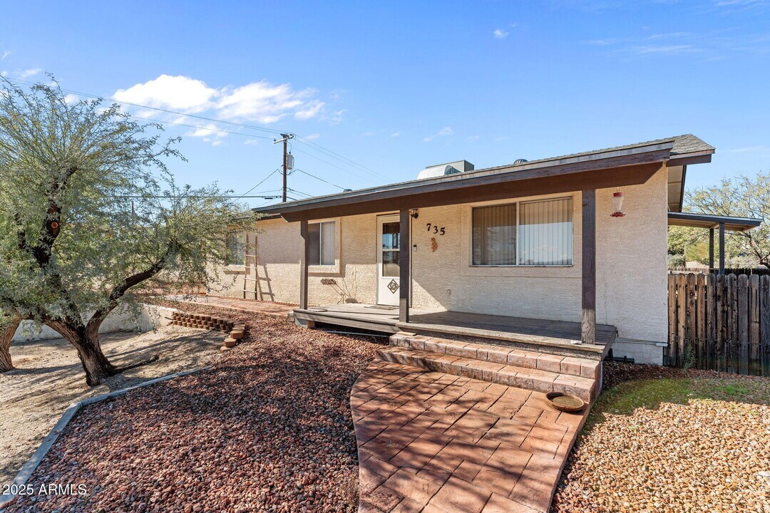 735 W Hermosa Dr in Wickenburg, AZ - Building Photo