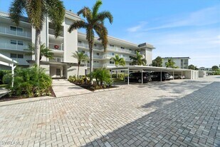 307 Goodlette-Frank Rd in Naples, FL - Building Photo