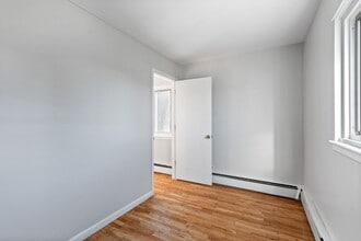 430 Ridge Rd in Lyndhurst, NJ - Foto de edificio - Building Photo