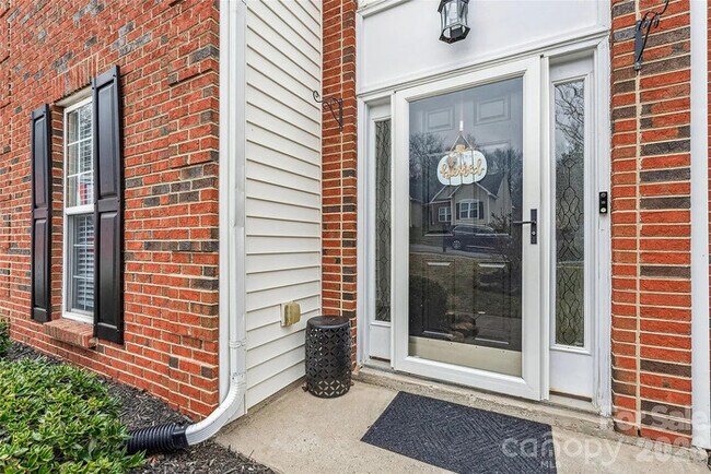 610 Grantham Ln in Charlotte, NC - Foto de edificio - Building Photo