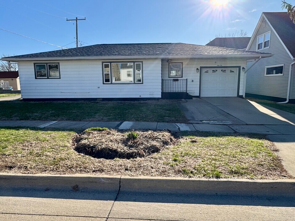 910 4th Ave in De Witt, IA - Foto de edificio