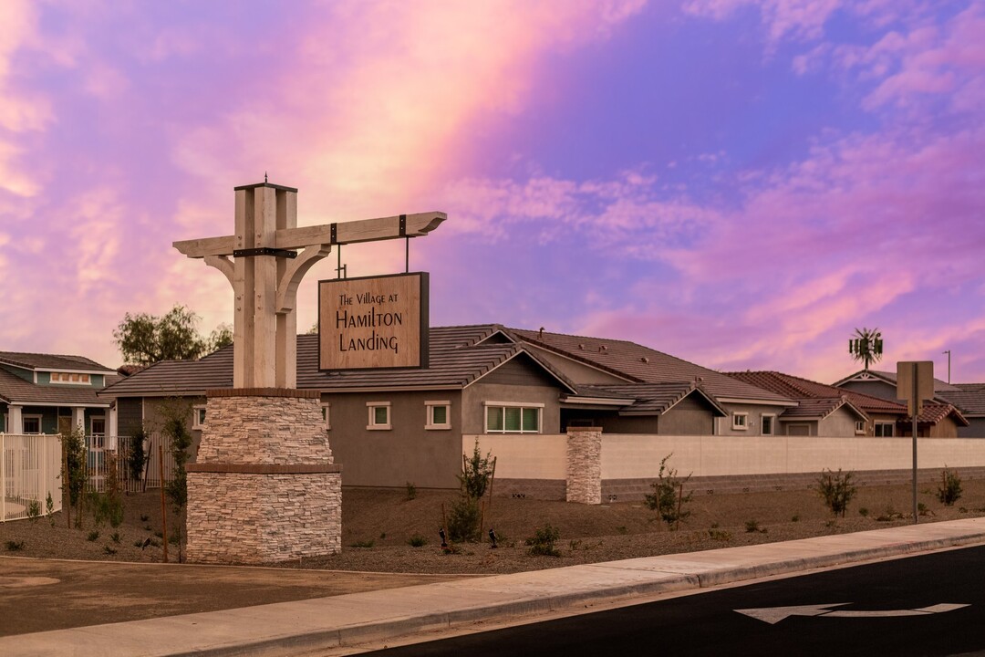 The Village at Hamilton Landing in Chandler, AZ - Foto de edificio