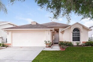 4851 Mill Run Dr in New Port Richey, FL - Building Photo