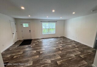 37 Van Dyck St in Coxsackie, NY - Foto de edificio - Building Photo