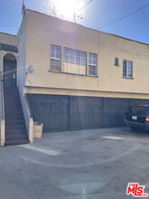 1050 W 60th Pl in Los Angeles, CA - Building Photo - Building Photo