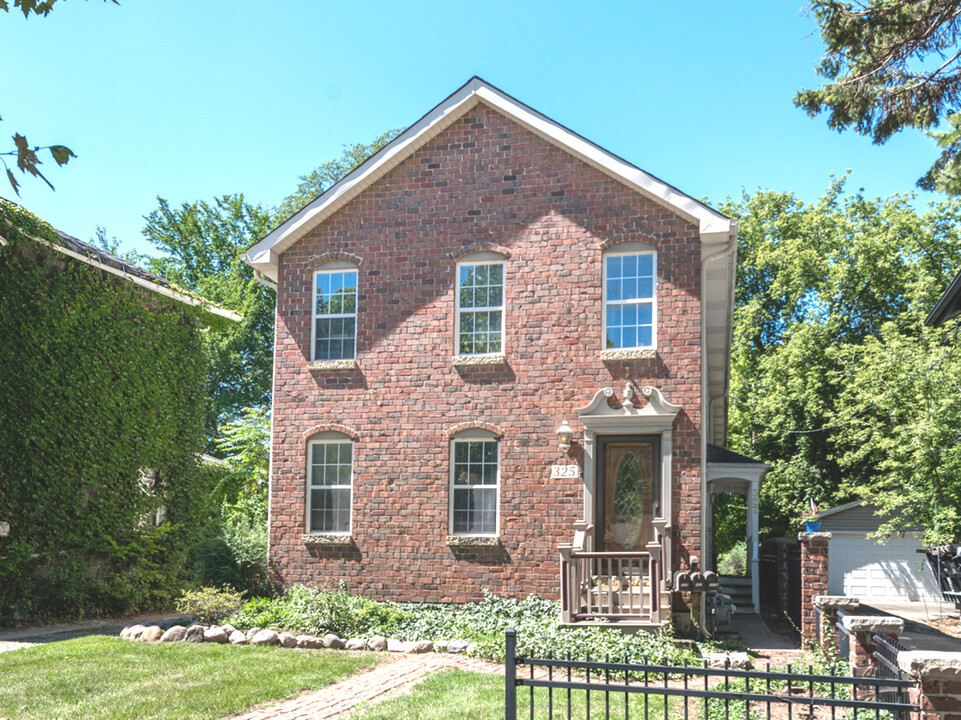 325 Loomis St in Naperville, IL - Building Photo