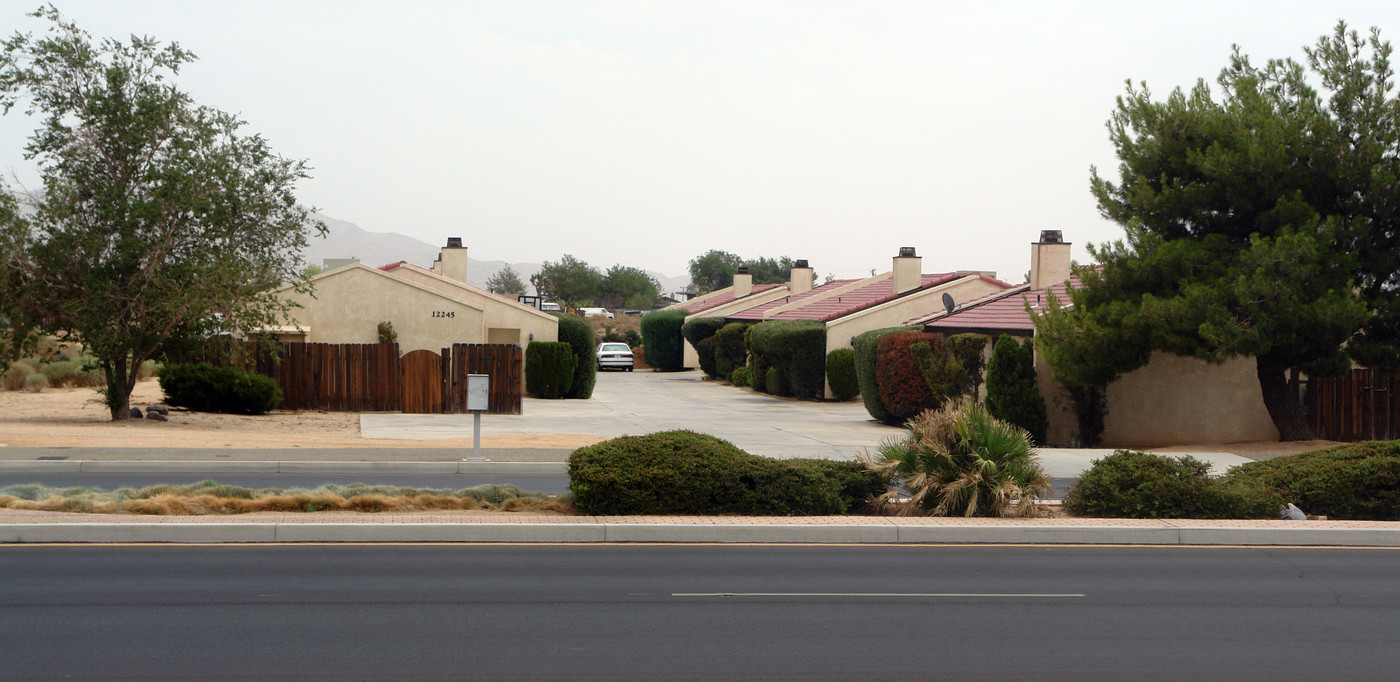 12245 Navajo Rd in Apple Valley, CA - Building Photo