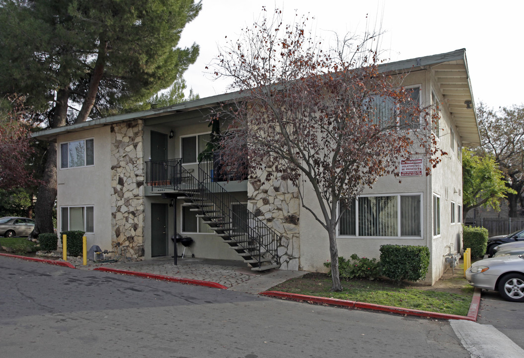 Ashdale Court Apartments in Sacramento, CA - Building Photo