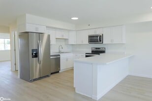 514 Layne Dr, Unit 1 in West Burlington, IA - Building Photo