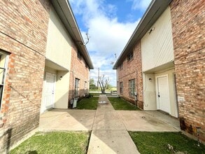 712 E Sugarcane Dr, Unit 8 in Weslaco, TX - Foto de edificio - Building Photo